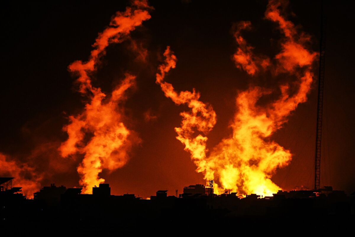 Thường dân bị mắc kẹt ở Gaza đang cạn kiệt lương thực, nhiên liệu và hy vọng - Ảnh 2.