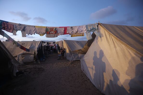 Thường dân bị mắc kẹt ở Gaza đang cạn kiệt lương thực, nhiên liệu và hy vọng - Ảnh 14.