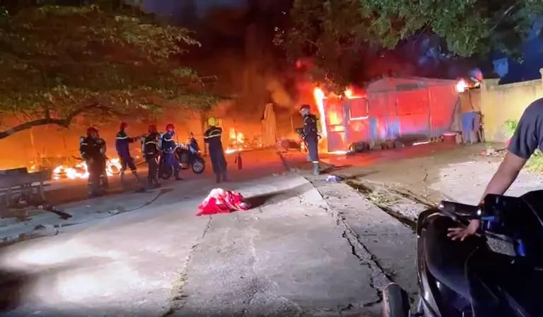 Cháy nhà xe ở trường ĐH Hồng Đức, hàng trăm phương tiện bị thiêu rụi- Ảnh 1.