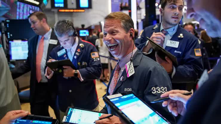 Dow Jones vượt 37.000 điểm lần đầu tiên trong lịch sử- Ảnh 1.