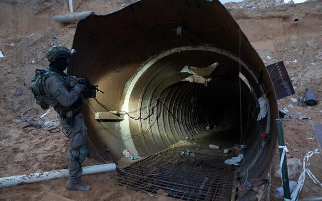 Israel phát hiện đường hầm lớn chưa từng có ở Dải Gaza, ô tô có thể chạy bên trong- Ảnh 1.