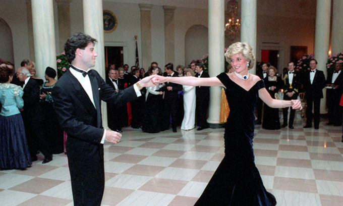 Chiếc váy của Công nương Diana vừa lập kỷ lục đấu giá mới- Ảnh 3.
