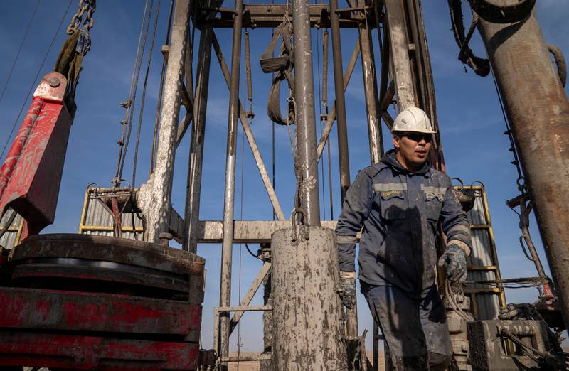 Giá dầu ghi nhận mức giảm hàng năm lớn nhất kể từ năm 2020- Ảnh 1.