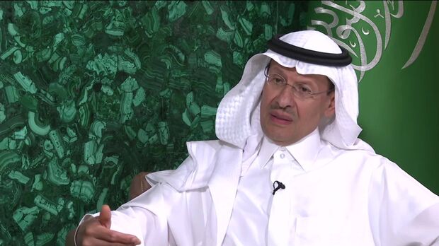 Hoàng tử Abdulaziz bin Salman: Việc cắt giảm sản lượng dầu có thể kéo dài sau tháng 3 - Ảnh 1.