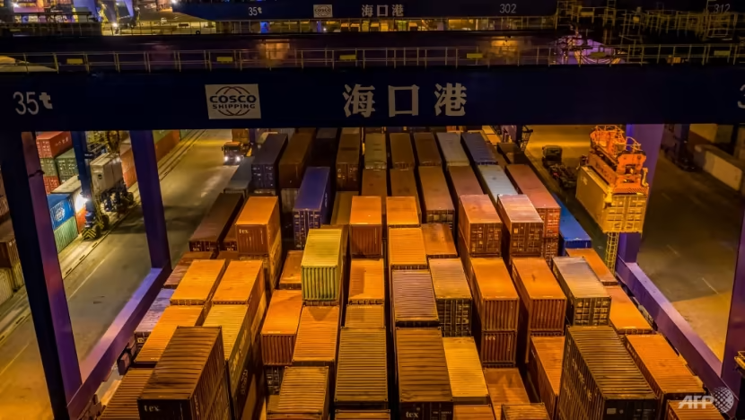 Container chất đống taị cảng Trung Quốc khi đơn đặt hàng ở nước ngoài tiếp tục giảm - Ảnh 1.