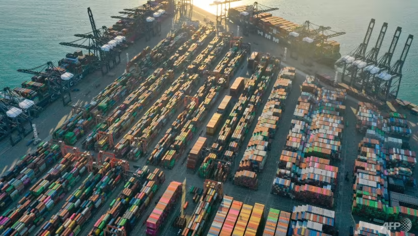 Container chất đống taị cảng Trung Quốc khi đơn đặt hàng ở nước ngoài tiếp tục giảm - Ảnh 2.