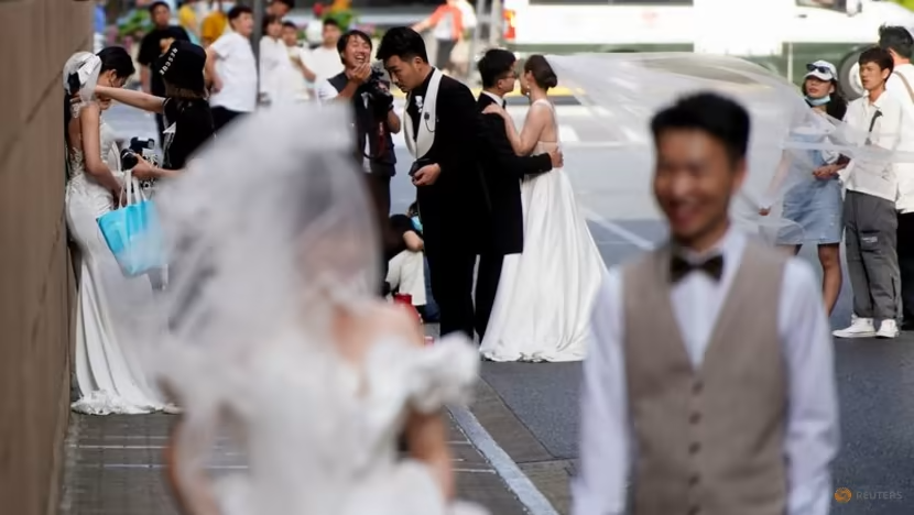 Trung Quốc cho vợ chồng mới cưới nghỉ phép 30 ngày để tăng tỷ lệ sinh - Ảnh 1.