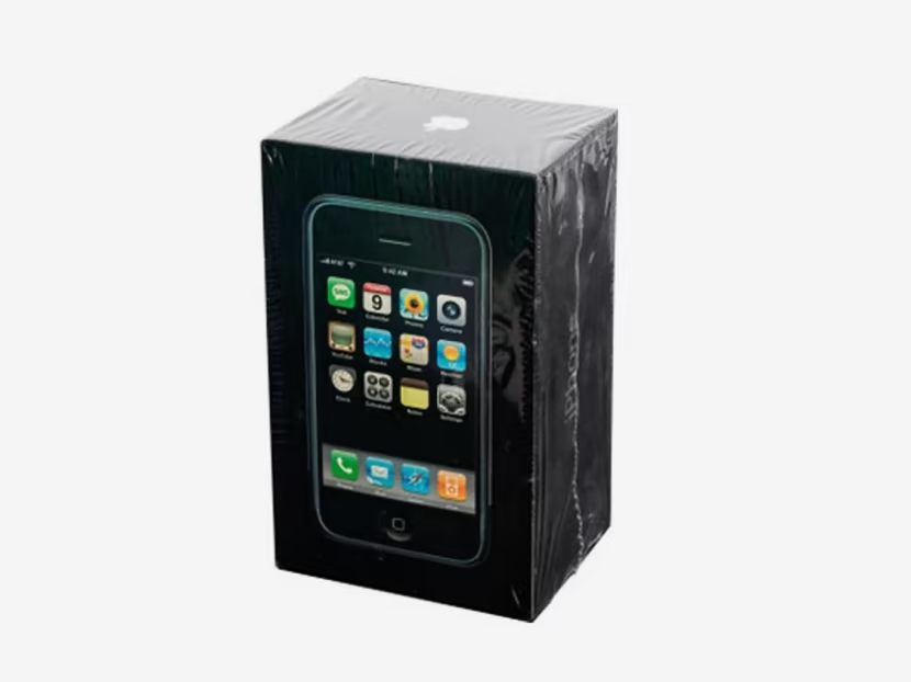 Một chiếc iPhone thế hệ đầu tiên vừa được bán với giá 63.356 USD - Ảnh 1.