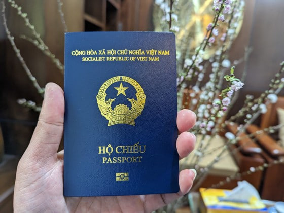 Cận cảnh hộ chiếu gắn chip được Bộ Công an cấp từ ngày 1/3 - Ảnh 1.