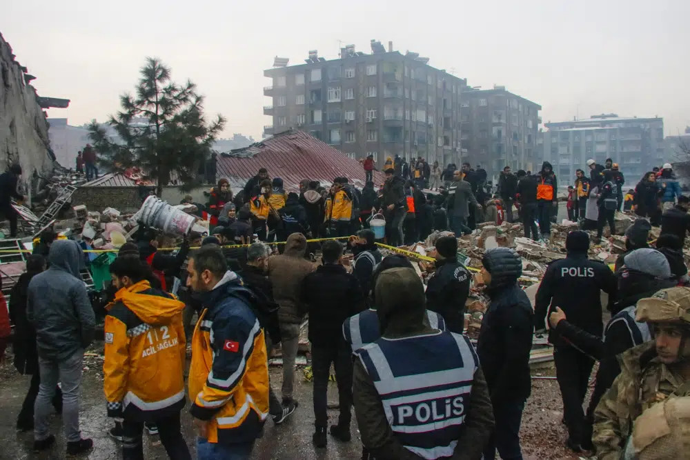Động đất khiến ít nhất 360 người ở Thổ Nhĩ Kỳ và Syria thiệt mạng - Ảnh 5.
