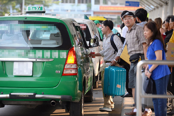 Từ 1/4, taxi vào sân bay Tân Sơn Nhất phải trả phí theo lượt từ 5.000 - 10.000 đồng - Ảnh 1.
