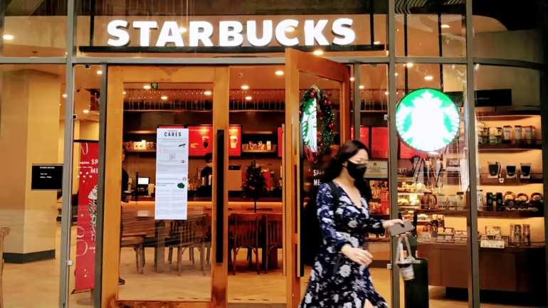 Văn hóa cà phê của người Việt và 'vị đắng' của Starbucks sau 10 năm vào Việt Nam - Ảnh 1.