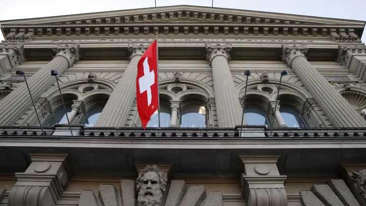 Thụy Sĩ tăng lãi suất thêm 0,5% bất chấp tình trạng hỗn loạn sau khi Credit Suisse sụp đổ - Ảnh 1.