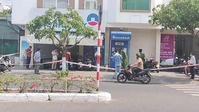Truy bắt kẻ dùng súng cướp ngân hàng ở trung tâm Đà Nẵng - Ảnh 1.