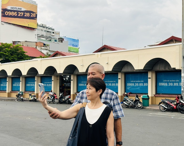 Người dân TP.HCM thích thú mua sắm và check-in sau khi chợ Bến Thành 'thay áo mới' - Ảnh 7.