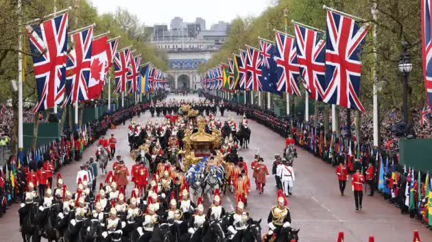 Vua Charles III và Hoàng hậu Camilla đăng quang trong buổi lễ lịch sử - Ảnh 2.