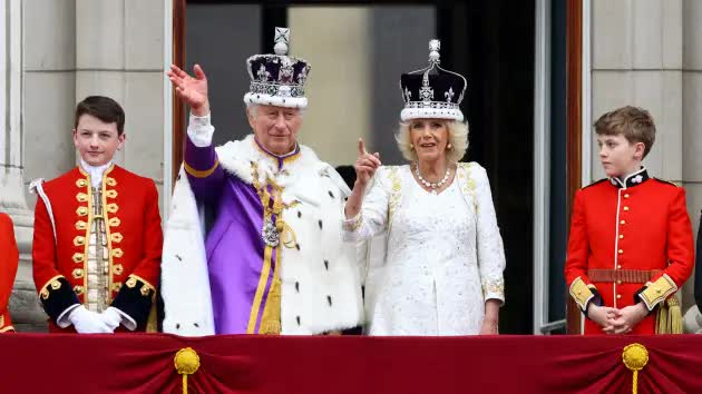 Vua Charles III và Hoàng hậu Camilla đăng quang trong buổi lễ lịch sử - Ảnh 1.