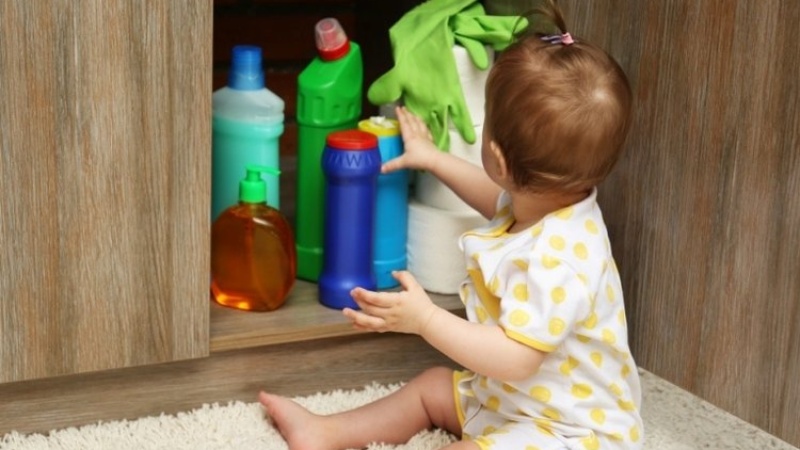 Phòng ngừa ngộ độc hóa chất tại nhà cho trẻ khi nghỉ hè - Ảnh 1.
