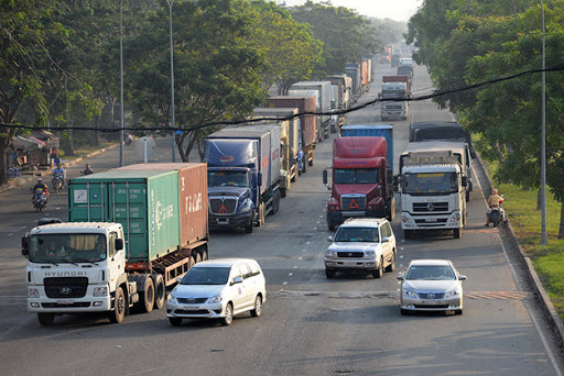 TP.HCM cấm xe container lưu thông trên 8 tuyến đường - Ảnh 1.