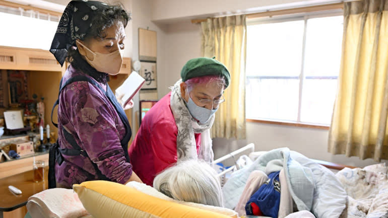 Hệ thống chăm sóc sức khỏe của Nhật Bản không theo kịp với người cao tuổi đang đi làm - Ảnh 1.
