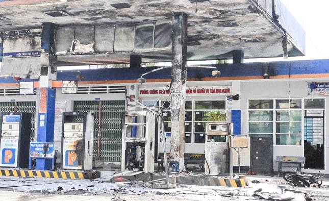 Xe máy phát nổ, cây xăng ở Bình Định bốc cháy dữ dội - Ảnh 2.