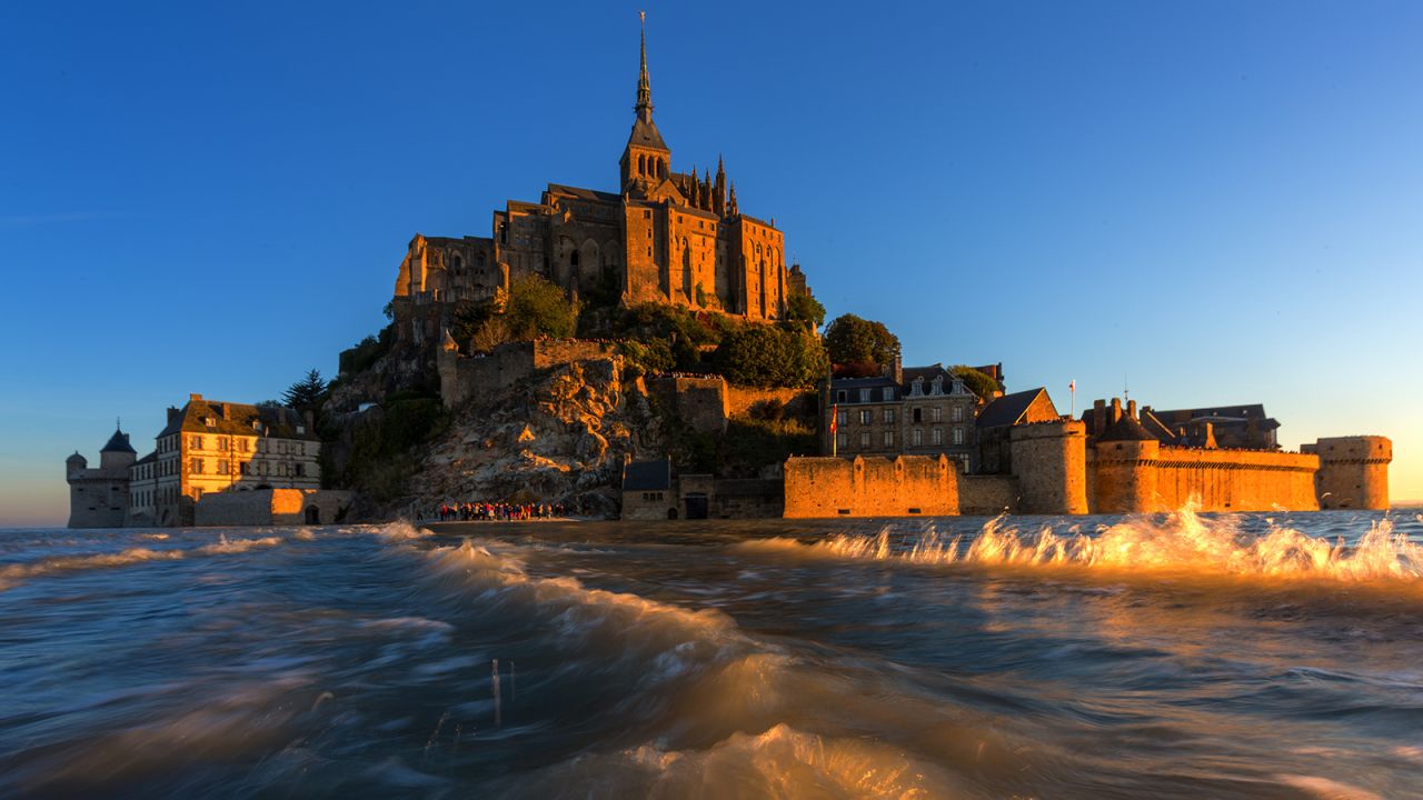 Nếu đến Pháp, du khách không thể bỏ qua tòa thành 1.000 tuổi này, nó nhô lên giữa Đại Tây Dương - Ảnh 3.