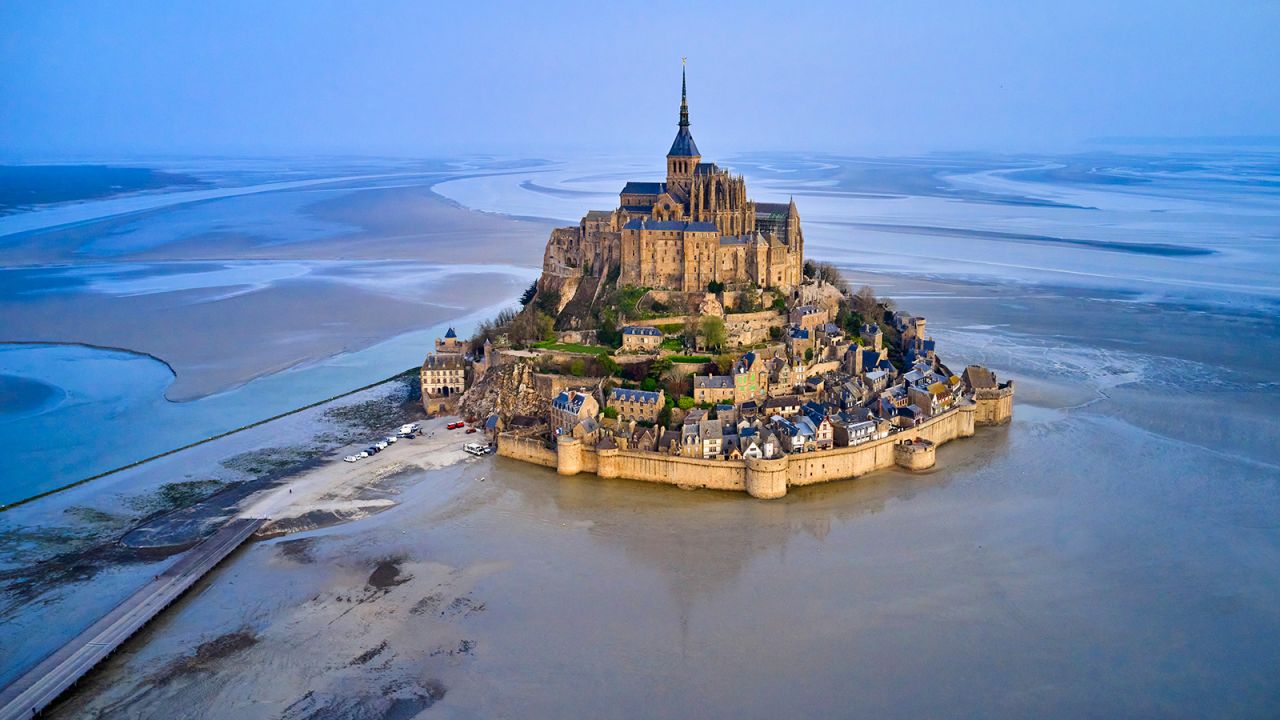 Nếu đến Pháp, du khách không thể bỏ qua tòa thành 1.000 tuổi này, nó nhô lên giữa Đại Tây Dương - Ảnh 1.