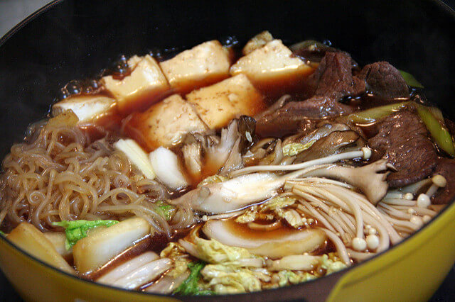 Món ngon mỗi ngày: Lẩu Sukiyaki ngon tuyệt chuẩn vị như người Nhật - Ảnh 2.