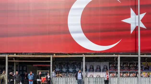 Thổ Nhĩ Kỳ tăng lãi suất lên 15% để chống lạm phát  - Ảnh 1.