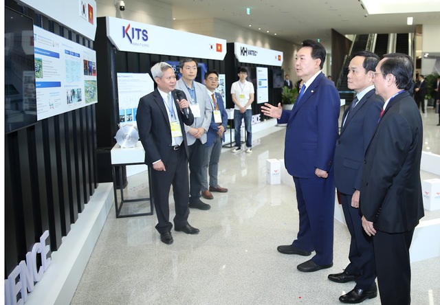 Tổng thống Hàn Quốc đối thoại với các nhân tài kỹ thuật số Việt Nam - Ảnh 2.