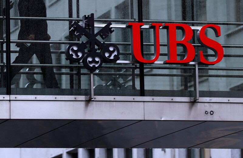 UBS chuẩn bị cắt giảm hơn một nửa nhân sự tại Credit Suisse - Ảnh 1.