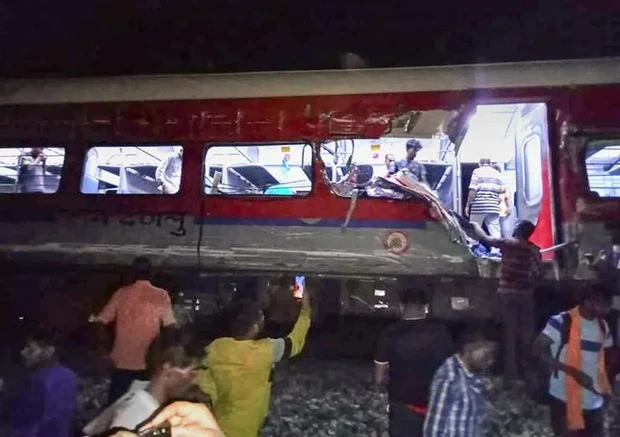 Tai nạn đường sắt kinh hoàng tại Ấn Độ, ít nhất 233 người thiệt mạng - Ảnh 4.