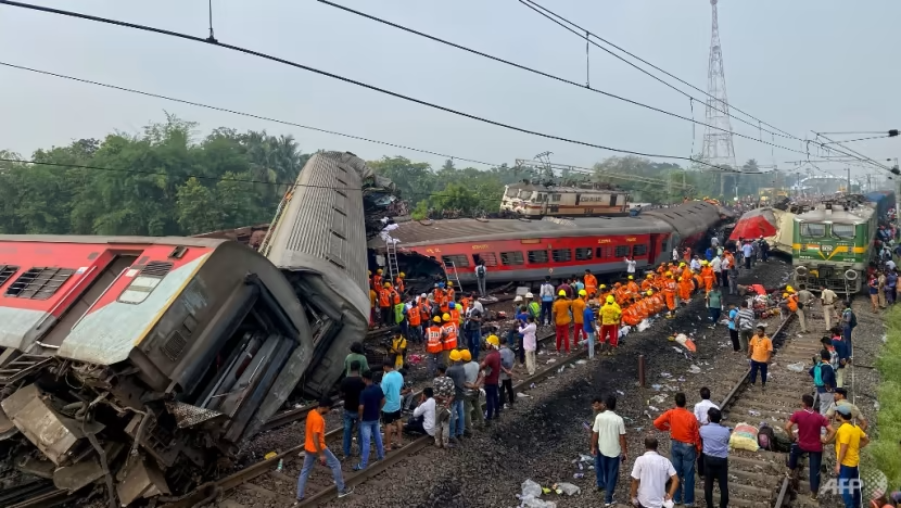 Hiện trường vụ tai nạn đường sắt thảm khốc ở Ấn Độ - Ảnh 1.