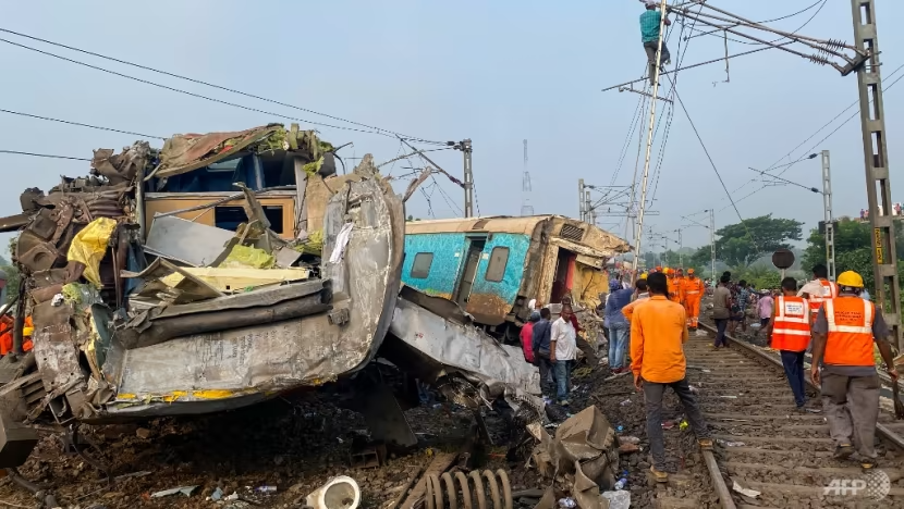 Hiện trường vụ tai nạn đường sắt thảm khốc ở Ấn Độ - Ảnh 2.