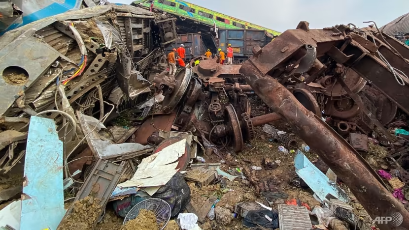 Hiện trường vụ tai nạn đường sắt thảm khốc ở Ấn Độ - Ảnh 3.