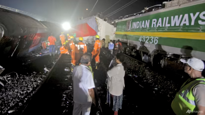 Hiện trường vụ tai nạn đường sắt thảm khốc ở Ấn Độ - Ảnh 5.