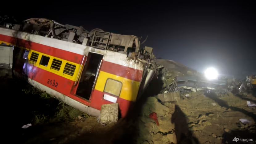 Hiện trường vụ tai nạn đường sắt thảm khốc ở Ấn Độ - Ảnh 6.