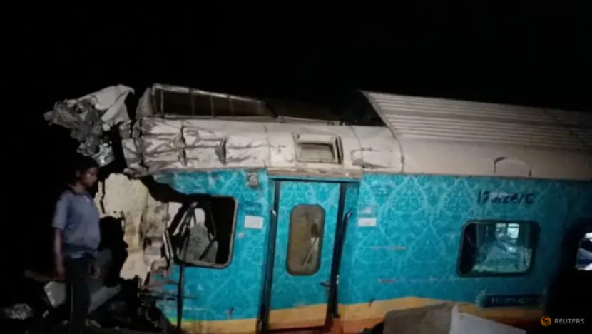 Ít nhất 207 người chết, 900 người bị thương trong vụ tai nạn tàu hỏa ở Odisha, Ấn Độ - Ảnh 2.