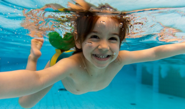 Cẩn thận viêm tai giữa cho trẻ khi đi bơi vào mùa hè - Ảnh 1.