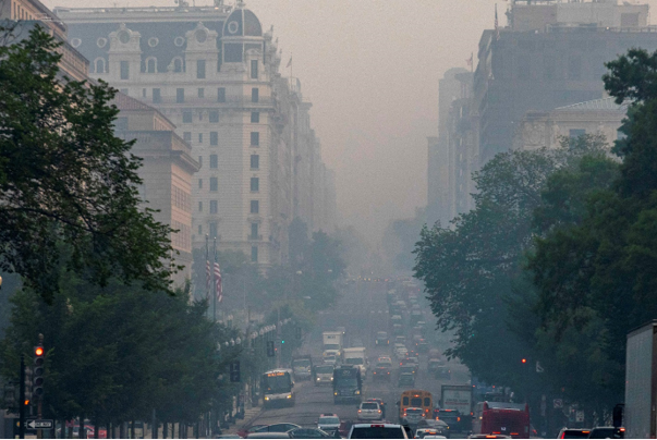Hàng triệu người ở Washington và miền Đông nước Mỹ hứng chịu khói độc hại - Ảnh 1.