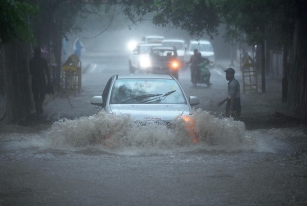 Hết nắng nóng, Ấn Độ lại hứng chịu lượng mưa lớn kỷ lục - Ảnh 2.