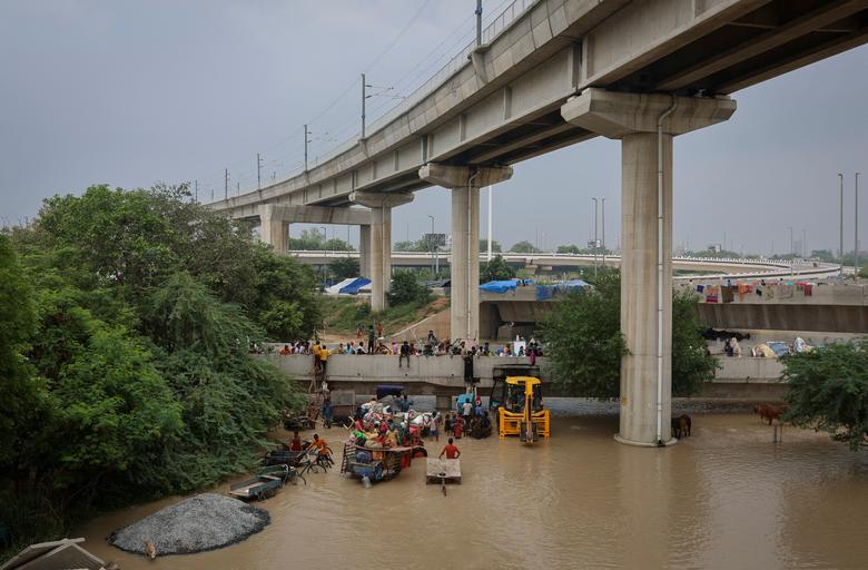 Nước lũ khiến Delhi bế tắc - Ảnh 6.