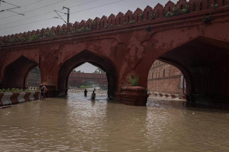 Nước lũ khiến Delhi bế tắc - Ảnh 13.