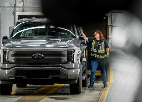 Ford giảm giá xe bán tải điện F-150 Lightning lên tới 10.000 USD - Ảnh 1.