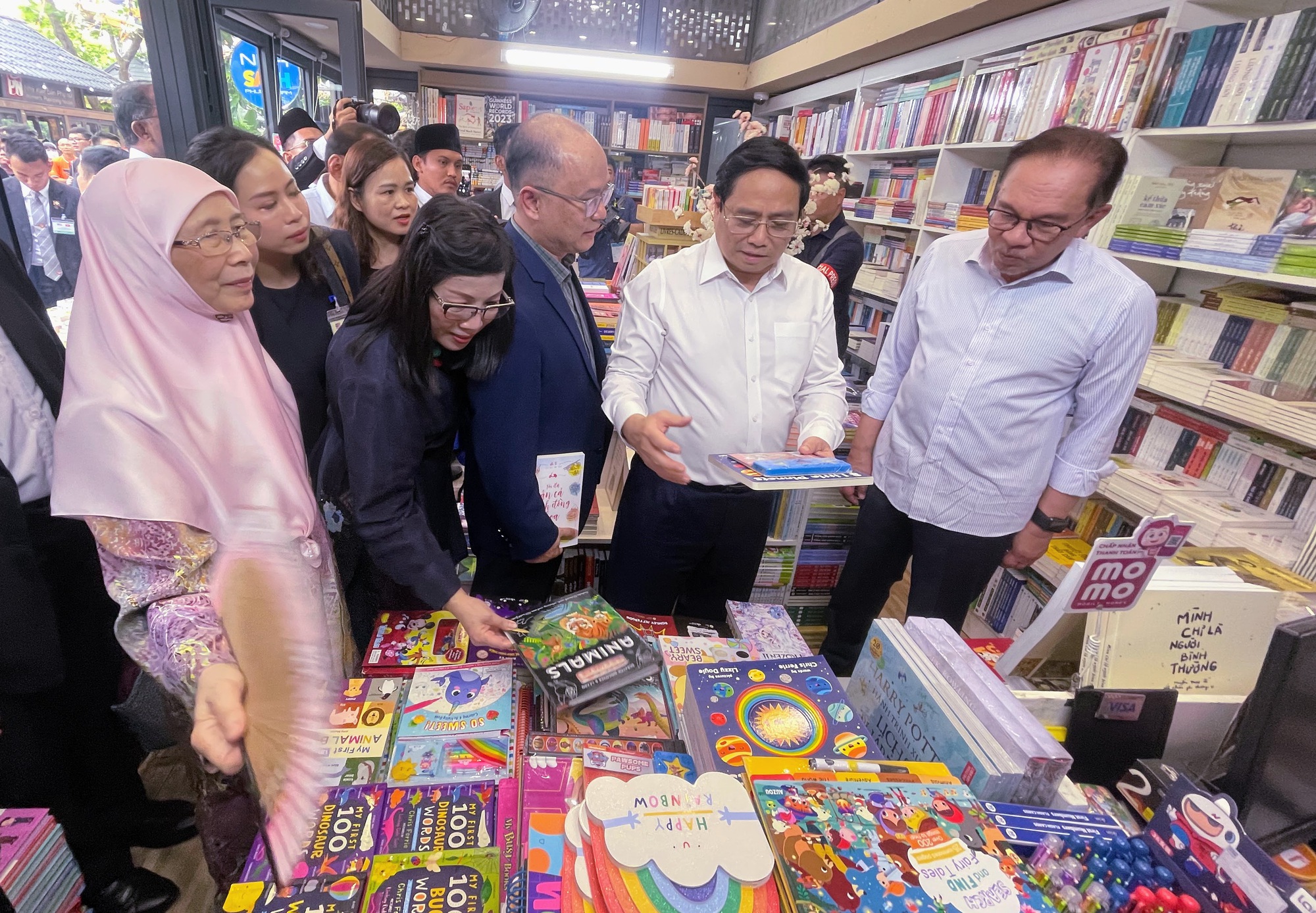 Thủ tướng Phạm Minh Chính cùng Thủ tướng Malaysia thăm phố sách Hà Nội và thưởng thức cà phê Việt Nam - Ảnh 2.