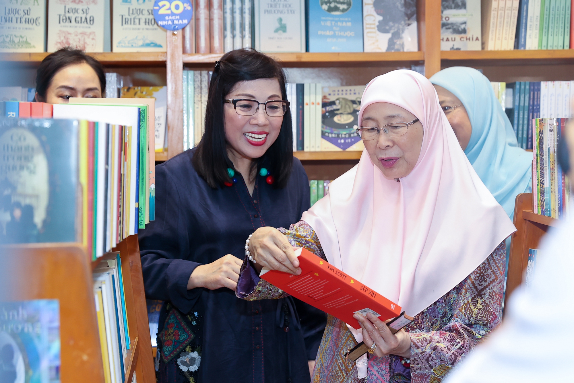 Thủ tướng Phạm Minh Chính cùng Thủ tướng Malaysia thăm phố sách Hà Nội và thưởng thức cà phê Việt Nam - Ảnh 6.