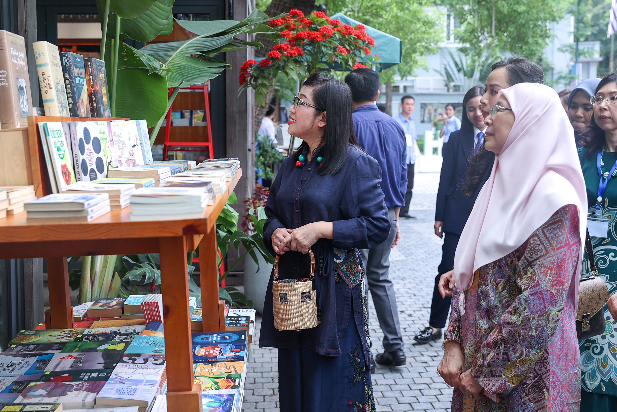 Thủ tướng Phạm Minh Chính cùng Thủ tướng Malaysia thăm phố sách Hà Nội và thưởng thức cà phê Việt Nam - Ảnh 4.