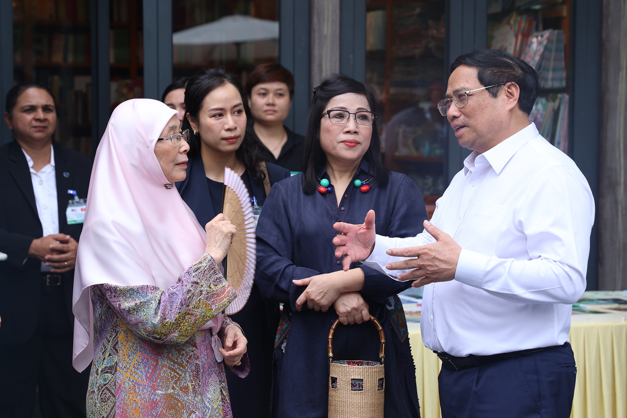 Thủ tướng Phạm Minh Chính cùng Thủ tướng Malaysia thăm phố sách Hà Nội và thưởng thức cà phê Việt Nam - Ảnh 7.