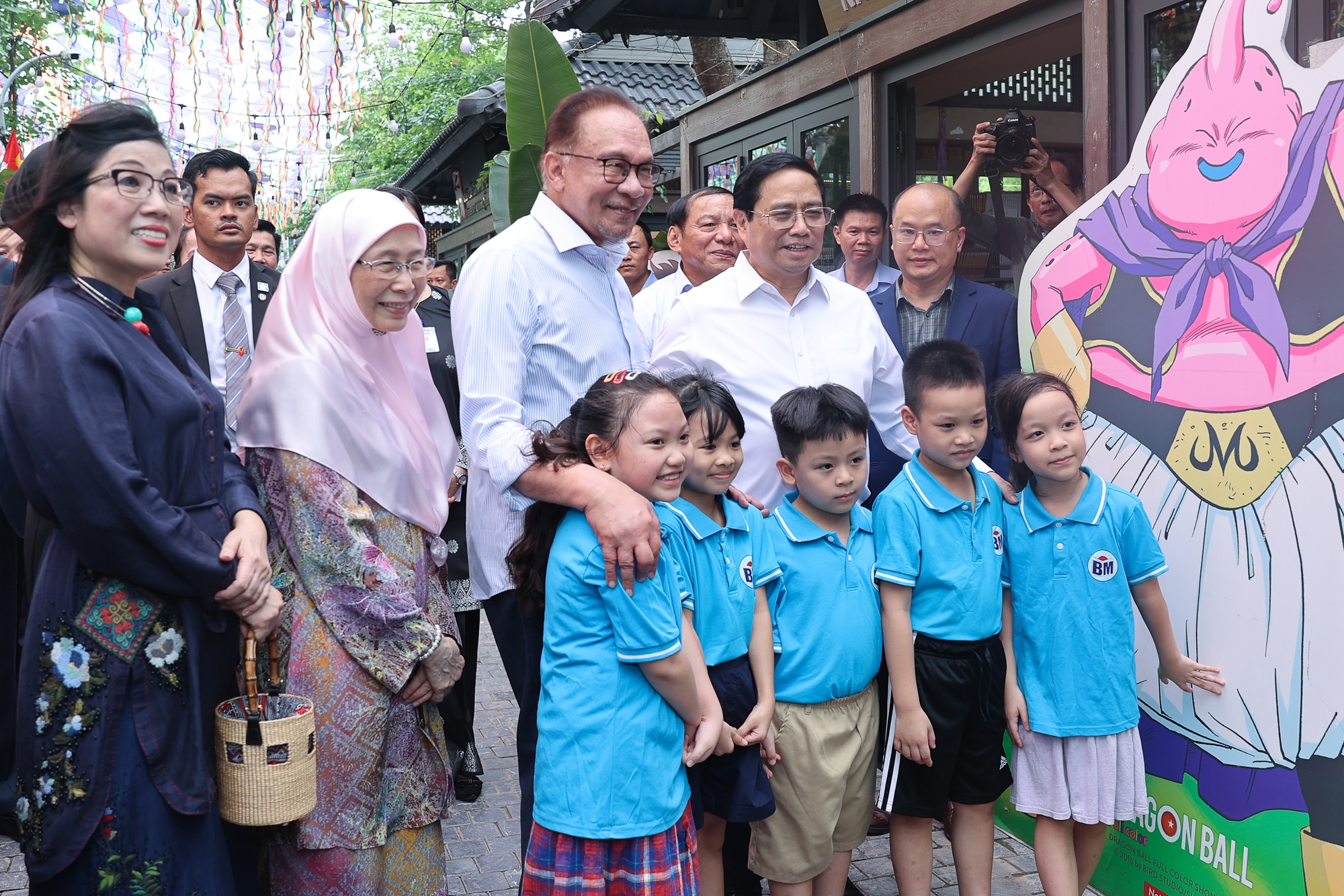 Thủ tướng Phạm Minh Chính cùng Thủ tướng Malaysia thăm phố sách Hà Nội và thưởng thức cà phê Việt Nam - Ảnh 5.