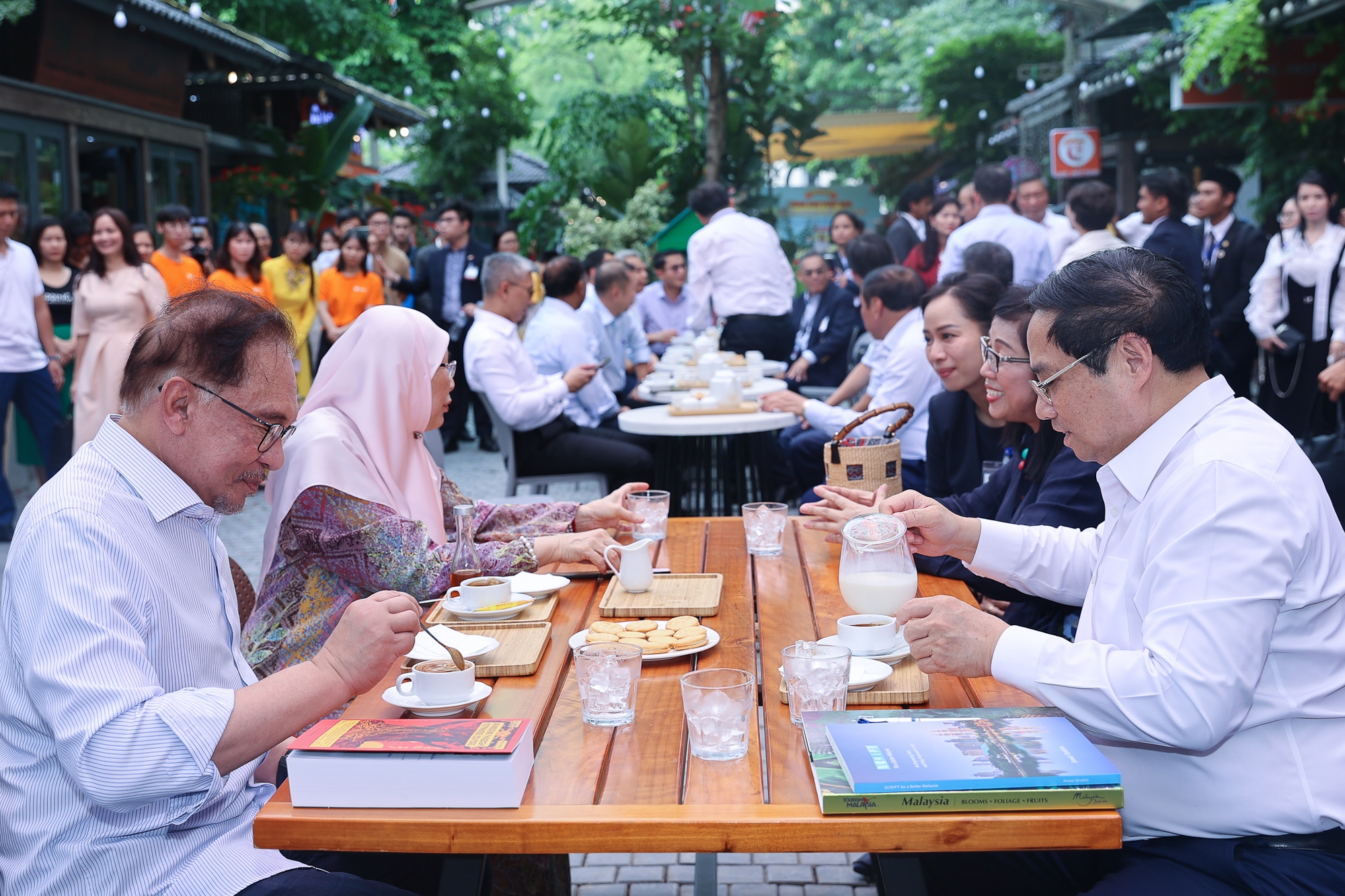 Thủ tướng Phạm Minh Chính cùng Thủ tướng Malaysia thăm phố sách Hà Nội và thưởng thức cà phê Việt Nam - Ảnh 8.